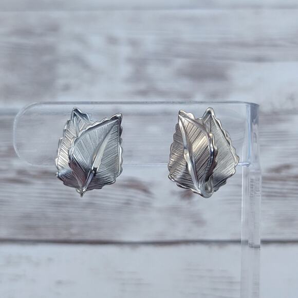 Vintage Giovanni Clip On Earrings Silver Tone Leaves - Picture 1 of 7